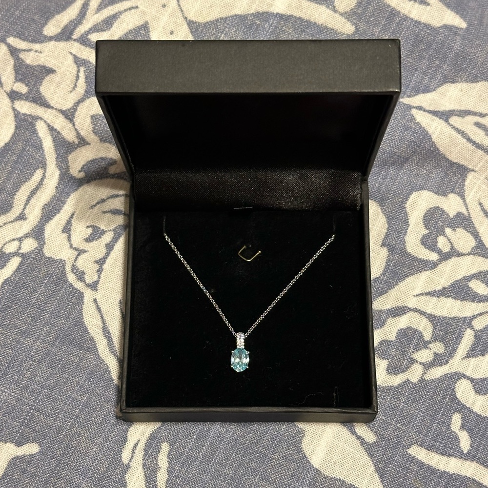 Elegant Silver Necklace with Blue Gemstone